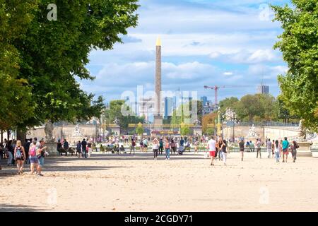 PARIS, FRANKREICH - JULI 29,2017 : Pariser genießen den Sommer im Tuilerien-Garten in Paris mit Blick auf den Place de la Concorde und den Arc de Triomphe Stockfoto