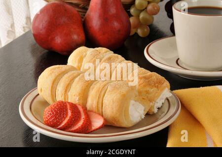 Cremehörner oder Cremepuffs mit in Scheiben geschnittenen Erdbeeren Stockfoto