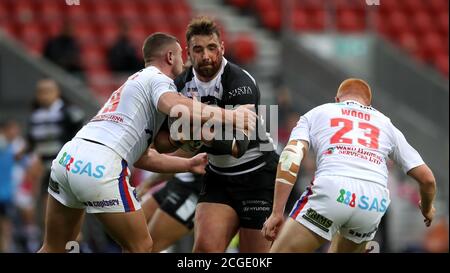 Josh Bowden (Mitte) von Hull FC wird von Wakefields' Jordan Crowther während des Betfred Super League-Spiels im Totally Wicked Stadium, St. Helens, angegangen. Stockfoto