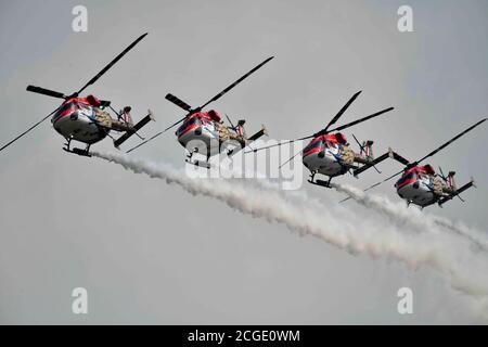 Indische Apache-Hubschrauber flypast die Saluing-Basis während der Induktionszeremonie der französischen Hersteller Rafel Jets auf der Amabala Air Force Base, 200 Kilometer von Neu-Delhi am Donnerstag, 10. September 2020. Foto: Sondeep Shankar Stockfoto