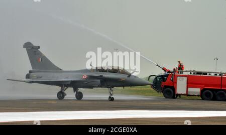 Ein Wasser Kanon Gruß an die erste Charge von Frankreich gemacht Rafel Kampfjets auf Ambala Air Force Base, 200 Kilometer von Neu-Delhi am Donnerstag, 10. September 2020. Die Indian Air Force (IAF) hat am Donnerstag offiziell Rafale-Kampfflugzeuge in die No 17 Squadron Golden Arrows aufgenommen. Foto: Sondeep Shankar Stockfoto