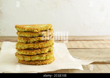 Ein Stapel vegetarischer Burger mit Kichererbsen und Gemüse. Vegetarisches Konzept. Speicherplatz kopieren. Stockfoto