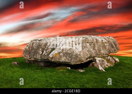 Lligwy Cromlech ist eine neolithische Grabkammer in Anglesey, Wales. Ausgrabungen fanden Überreste von bis zu 30 Menschen. Himmel und Skyline wurden verändert. Stockfoto