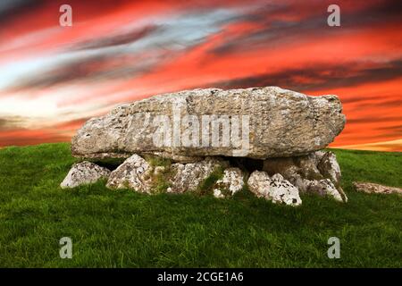 Lligwy Cromlech ist eine neolithische Grabkammer in Anglesey, Wales. Ausgrabungen fanden Überreste von bis zu 30 Menschen. Himmel und Skyline wurden verändert. Stockfoto