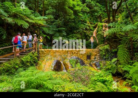 Sao Miguel, Azoren, Portugal, 16. August 2020: Touristen beobachten den Dampf von heißen Quellen und Fumarolen am Rande von Caldeira Velha Stockfoto