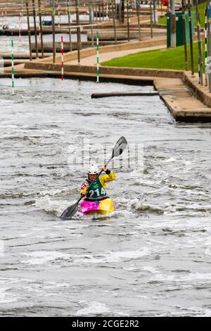 Kanute praktiziert am Holme Pierrepont National Water Centre, Nottingham, Nottinghamshire, England Stockfoto