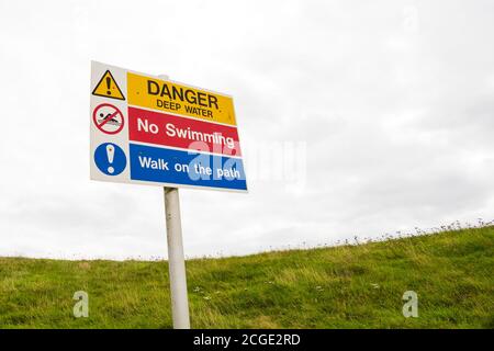 Gefahr, Tiefwasser, kein Schwimmen Warnschild. Holme Pierrepont, Nottingham, Nottinghamshire, England Stockfoto