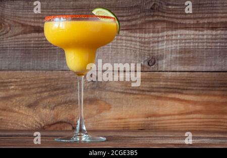 Ein Glas gefrorener Mango Margarita Cocktail garniert mit Paprikapulver Felge Stockfoto