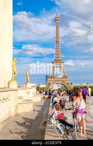 Blick auf den Eiffelturm vom Palace de Chaillot In Paris Stockfoto