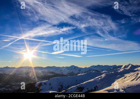 Blick auf die Berge oberhalb von La Plagne mit Courchevel im Hintergrund, Französische Alpen Stockfoto