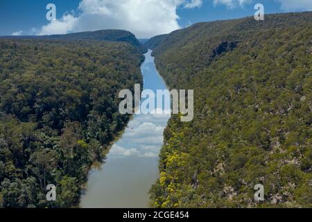 Der Nepean River, der durch den Wald im regionalen New South fließt Wales in Australien Stockfoto