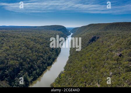 Der Nepean River, der durch den Wald im regionalen New South fließt Wales in Australien Stockfoto