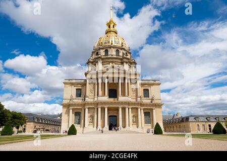 Les Invalides in Paris mit dem Grab von Napoleon Bonaparte Unter der goldenen Kuppel Stockfoto