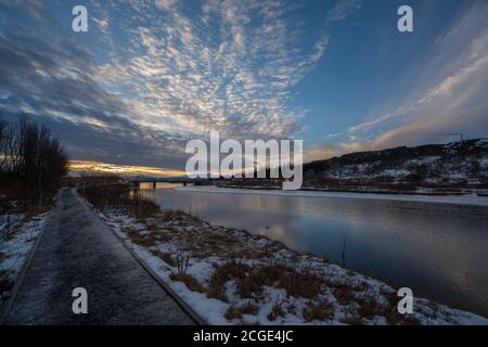 Spaziergang Þingvellir Nationalpark Gehweg am Fluss Stockfoto