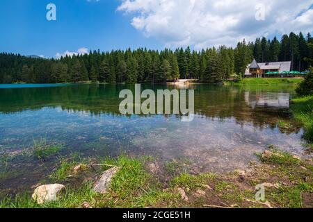 Zabljak, Montenegro - Juni 14. 2019. Schwarzer See in einem Durmitor Park Stockfoto