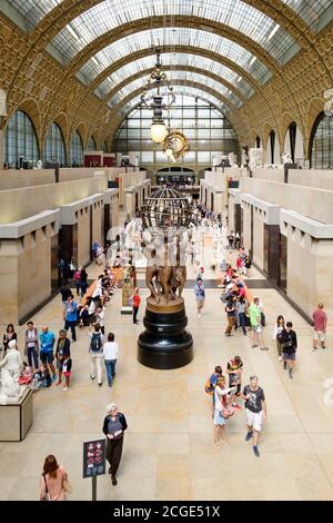 Interieur des Musée d'Orsay in Paris, bekannt für seine Sammlung impressionistischer Meisterwerke Stockfoto