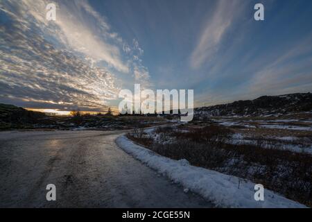 Eisige Straße im Thingvellir Nationalpark, Island Stockfoto