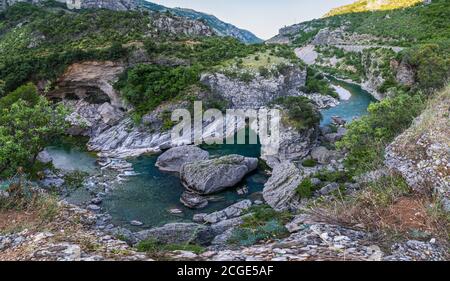 Die Schlucht des Flusses Moraca Platije ist eine der malerischsten Schluchten Montenegros. Sommer Berg Abenddämmerung Reise und Natur Beauty-Szene. Stockfoto