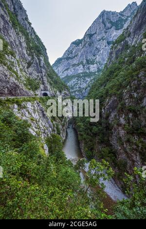 Die Schlucht des Flusses Moraca Platije ist eine der malerischsten Schluchten Montenegros. Sommer Berg Abenddämmerung Reise und Natur Beauty-Szene. Stockfoto