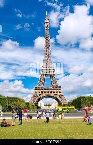 Der Eiffelturm in Paris und Tourist auf dem Champ De Mars Stockfoto