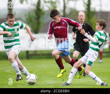 Aaron Connolly von Mervue Vereinigte U14 im Kampf gegen Castlebar Celtic. 14, Mervue United / Castlebar Celtic, U14 Connacht Cup Final, Moyne Villa FC, Headford, Co. Galway. Bilder eines jungen Aaron Connolly (derzeit von Brighton und Hove Albion und der Republik Irland) im Einsatz für Mervue United als Teenager. Stockfoto