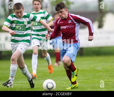 Aaron Connolly von Mervue Vereinigte U14 im Kampf gegen Castlebar Celtic. 14, Mervue United / Castlebar Celtic, U14 Connacht Cup Final, Moyne Villa FC, Headford, Co. Galway. Bilder eines jungen Aaron Connolly (derzeit von Brighton und Hove Albion und der Republik Irland) im Einsatz für Mervue United als Teenager. Stockfoto