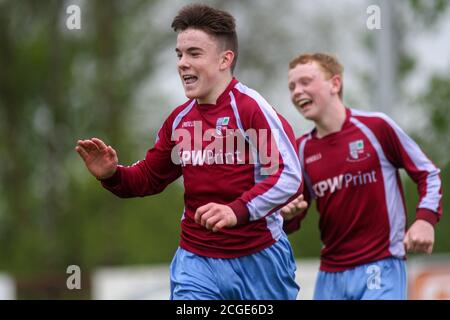 Aaron Connolly von Mervue United U14 feiert Torreigen gegen Castlebar Celtic. 14, Mervue United / Castlebar Celtic, U14 Connacht Cup Final, Moyne Villa FC, Headford, Co. Galway. Bilder eines jungen Aaron Connolly (derzeit von Brighton und Hove Albion und der Republik Irland) im Einsatz für Mervue United als Teenager. Stockfoto