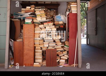 Rom, Italien - 28. Juni 2010: Stapel alter Bücher an einem Straßenstand im Zentrum von Rom. Stockfoto