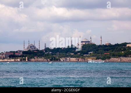 Blick von der Sarayburnu Küste, der historischen Halbinsel mit der historischen Blauen Moschee und dem Hagia Sophia Museum in Istanbul, Türkei Stockfoto