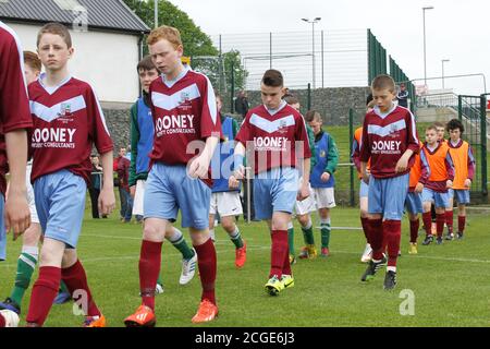 Aaron Connolly von Mervue United, gelbe Stiefel, sammelt seine Gedanken vor dem Goodson Cup Finale 2014. 18/5/14, Mervue United gegen St. Francis, U14 SFAI Goodson Cup Final, Jackson Park, Dublin. Bilder eines jungen Aaron Connolly (derzeit von Brighton und Hove Albion und der Republik Irland) im Einsatz für Mervue United als Teenager. Stockfoto