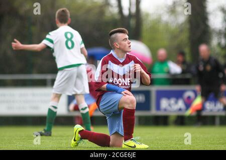 Aaron Connolly von Mervue United U14 reagiert nach einer Chance auf ein Tor. 18/5/14, Mervue United gegen St. Francis, U14 SFAI Goodson Cup Final, Jackson Park, Dublin. Bilder eines jungen Aaron Connolly (derzeit von Brighton und Hove Albion und der Republik Irland) im Einsatz für Mervue United als Teenager. Stockfoto