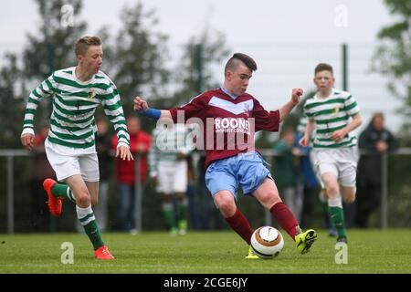 Aaron Connolly von Mervue Vereinigte U14 im Kampf gegen den heiligen Franziskus. 18/5/14, Mervue United gegen St. Francis, U14 SFAI Goodson Cup Final, Jackson Park, Dublin. Bilder eines jungen Aaron Connolly (derzeit von Brighton und Hove Albion und der Republik Irland) im Einsatz für Mervue United als Teenager. Stockfoto