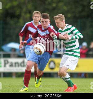 Aaron Connolly von Mervue Vereinigte U14 im Kampf gegen den heiligen Franziskus. 18/5/14, Mervue United gegen St. Francis, U14 SFAI Goodson Cup Final, Jackson Park, Dublin. Bilder eines jungen Aaron Connolly (derzeit von Brighton und Hove Albion und der Republik Irland) im Einsatz für Mervue United als Teenager. Stockfoto