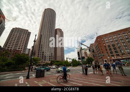 Boston, Massachusetts, USA - 25. Mai 2015 - 'die Ecke von Atlantic Ave & Seaport Blvd - nur wenige Leute warten auf grünes Licht, um die Straße zu überqueren' Stockfoto