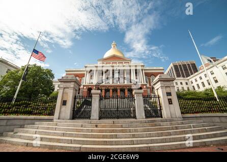 Massachusetts State House - Bulfinch Eingang von unten an einem sonnigen Tag; der helle blaue Himmel mit weißen Wolken auf dem Hintergrund. Stockfoto