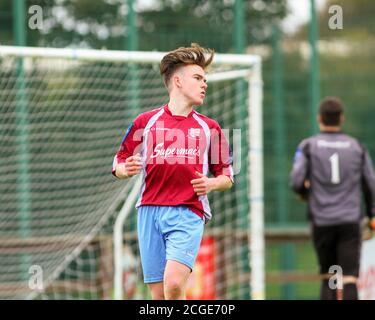 Aaron Connolly von Mervue Vereinigte U17 im Kampf gegen Longford Town. Mervue United / Longford Town, U17 SSE Airtricity League, 19/9/15, Fahy's Field, Mervue, Galway. Bilder eines jungen Aaron Connolly (derzeit von Brighton und Hove Albion und der Republik Irland) im Einsatz für Mervue United als Teenager. Stockfoto