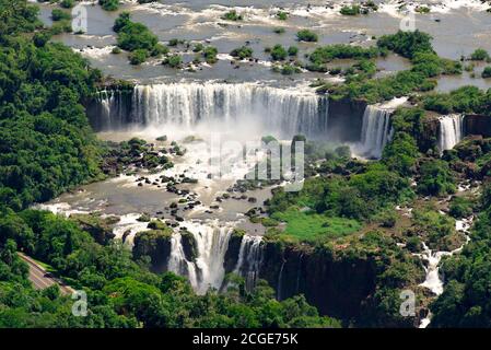 Luftaufnahme der Iguazu Wasserfälle, eines der neuen 7 Wunder der Natur, in Brasilien und Argentinien Stockfoto