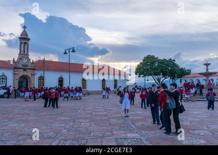 Schüler der Escuelas Franciscanas auf der Plaza Pedro de Anzúrez, Mirador de la Recoleta, Sucre, Bolivien, Chuquisaca-Abteilung, Bolivien, Lateinamerika Stockfoto