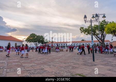 Schüler der Escuelas Franciscanas auf der Plaza Pedro de Anzúrez, Mirador de la Recoleta, Sucre, Bolivien, Chuquisaca-Abteilung, Bolivien, Lateinamerika Stockfoto