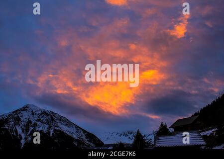 Sonnenuntergang über Champagny en Vanoise, Französische Alpen Stockfoto