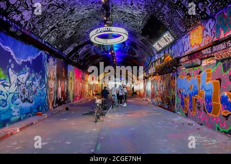 Farbenfrohe Graffiti und zeitgenössische Wandmalereien im Leake Street Tunnel, Waterloo, London, England, Großbritannien. Stockfoto