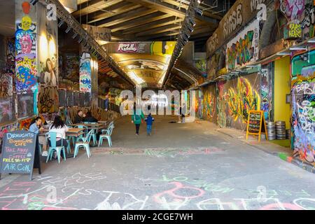 Farbenfrohe Graffiti und zeitgenössische Wandmalereien im Leake Street Tunnel, Waterloo, London, England, Großbritannien. Stockfoto