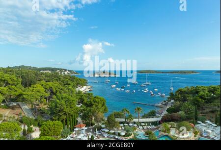 Hvar/ Kroatien-9. August 2020: Schöne Aussicht auf die Inseln vor der Stadt Hvar, in dichten, Pinienwald bedeckt, umgeben von faszinierenden Adria Stockfoto