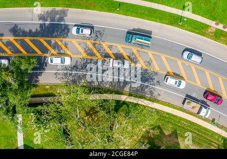 Luftaufnahme des Verkehrs auf dem Highway 27 in East Hampton, NY Stockfoto