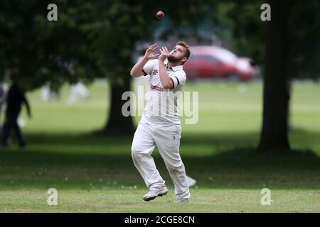 Amateur Cricket wie Birkenhead St Mary's Cricket Club Gastgeber Merseyside Commonwealth Conference Cricket Club in Birkenhead Park am Samstag, 1. August 20. Stockfoto