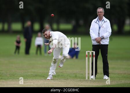 Amateur Cricket wie Birkenhead St Mary's Cricket Club Gastgeber Merseyside Commonwealth Conference Cricket Club in Birkenhead Park am Samstag, 1. August 20. Stockfoto