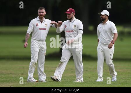 Amateur Cricket wie Birkenhead St Mary's Cricket Club Gastgeber Merseyside Commonwealth Conference Cricket Club in Birkenhead Park am Samstag, 1. August 20. Stockfoto