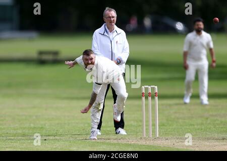 Amateur Cricket wie Birkenhead St Mary's Cricket Club Gastgeber Merseyside Commonwealth Conference Cricket Club in Birkenhead Park am Samstag, 1. August 20. Stockfoto