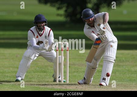 Amateur Cricket wie Birkenhead St Mary's Cricket Club Gastgeber Merseyside Commonwealth Conference Cricket Club in Birkenhead Park am Samstag, 1. August 20. Stockfoto