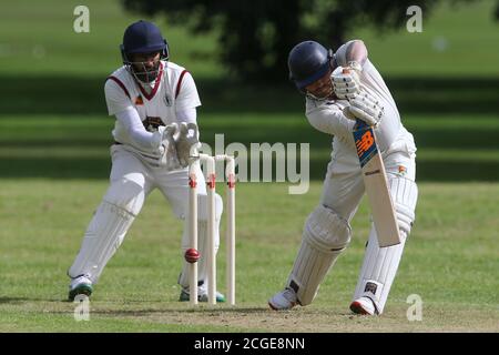 Amateur Cricket wie Birkenhead St Mary's Cricket Club Gastgeber Merseyside Commonwealth Conference Cricket Club in Birkenhead Park am Samstag, 1. August 20. Stockfoto